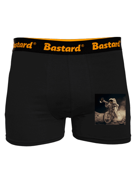 Lance Neil Louis Armstrong na měsíci boxerky Black