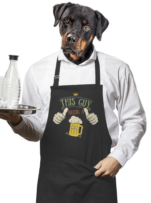Tenhle týpek potřebuje pivo zástěra Dark Grey