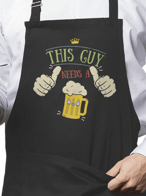 Tenhle týpek potřebuje pivo zástěra Dark Grey