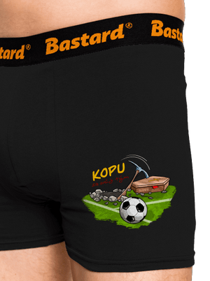 Kopu za svůj tým boxerky Black