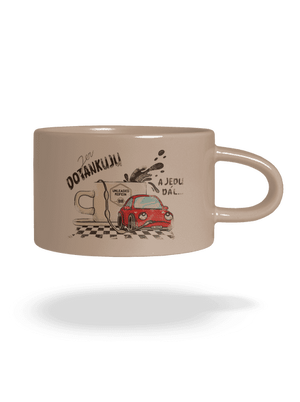 Dotankuju a jedu hrnek makronka Brown Macaron